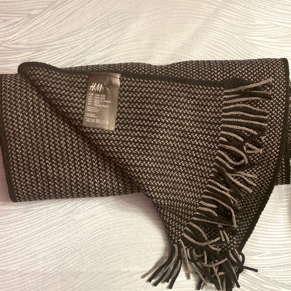 NWOT Black and Gray H&M scarf